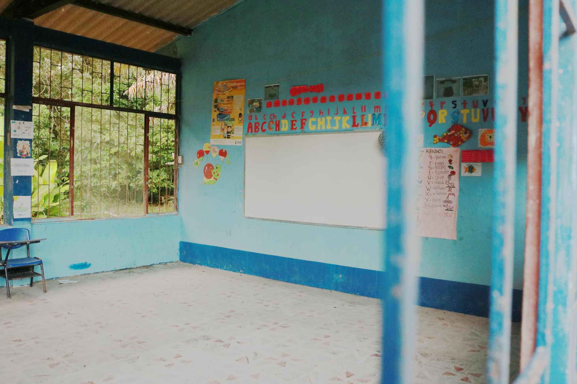 Salón de clases vacío en zona rural de Puerto Asís, Putumayo
